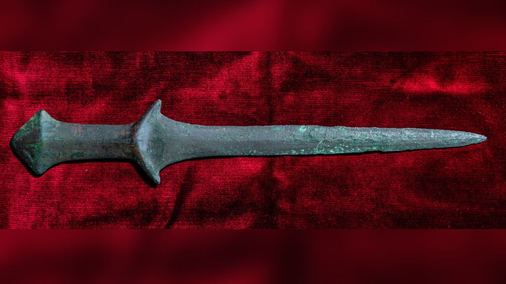 a-5000-year-old-sword-found-youngzine-history