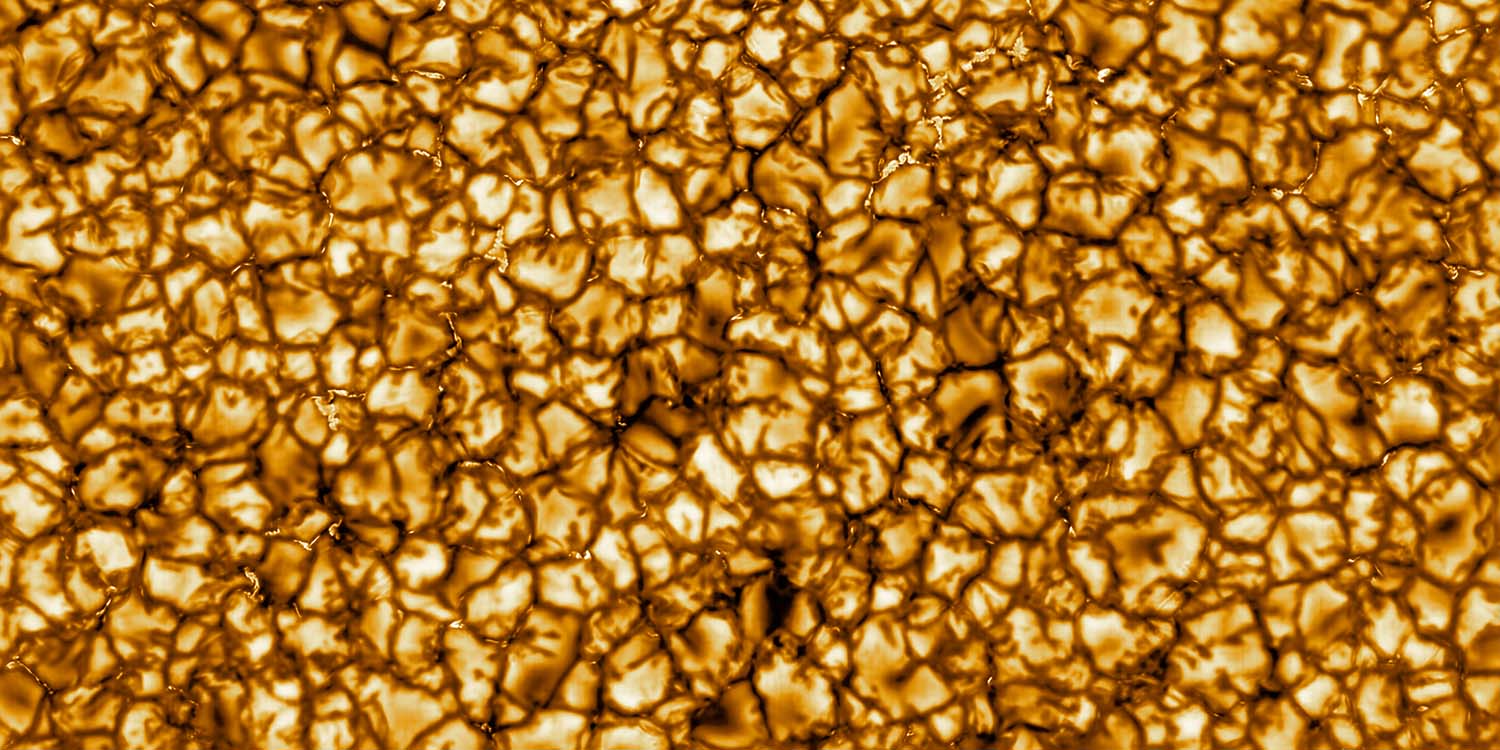 Tampilan close-up dari permukaan matahari